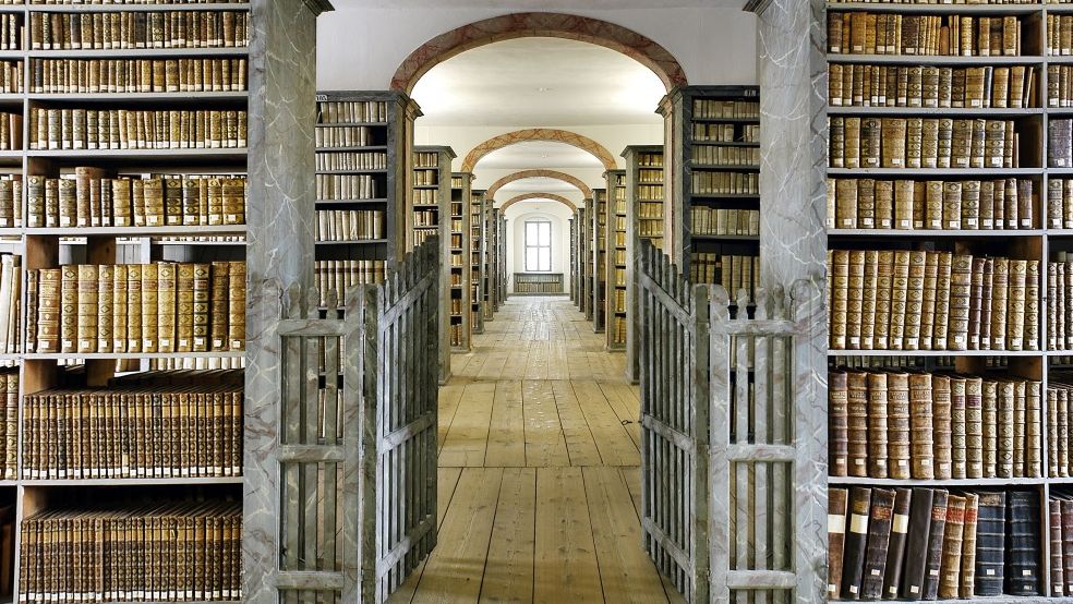 Blick in das sogenannte Kulissenmagazin der Historischen Bibliothek der Franckeschen Stiftungen: Wie aufgereihte Theaterkulissen stehen die Bücherregale dicht nebeneinander und erzeugen eine einzigartige Raumwirkung.