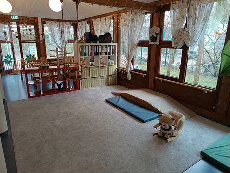 Krippenraum-Innenansicht mit Spielmaterial