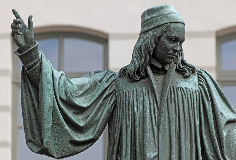 Detailausschnitt des Francke-Denkmals, welche Francke mit ausgestrecktem Arm zeigt.