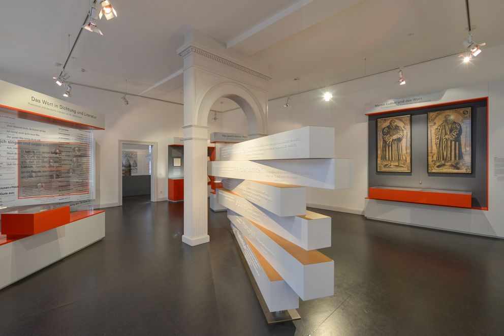 Blick in das Pietismuskabinett, den ersten Raum der Ausstellung „Kraft des Wortes“, mit großformatigen Holzschnitten von Martin Luther und Philipp Melanchthon aus der Reformationszeit.