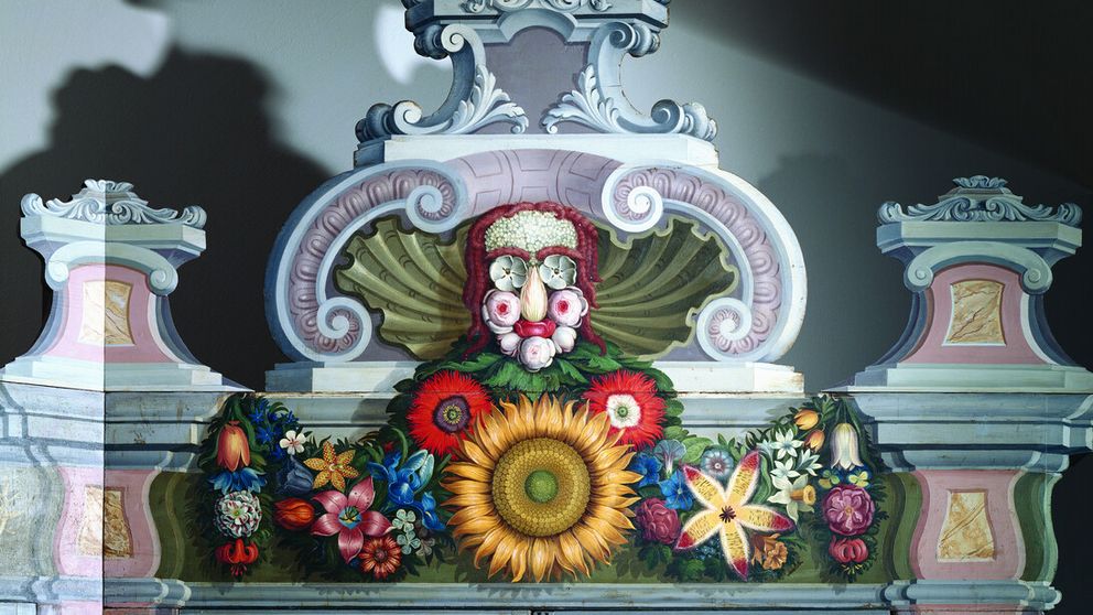 Detailaufnahme eines kunstvoll arrangierten Blumengesichts als Bekrönung eines historischen Pflanzenschranks aus der Kunst- und Naturalienkammer, inspiriert von Giuseppe Arcimboldo.