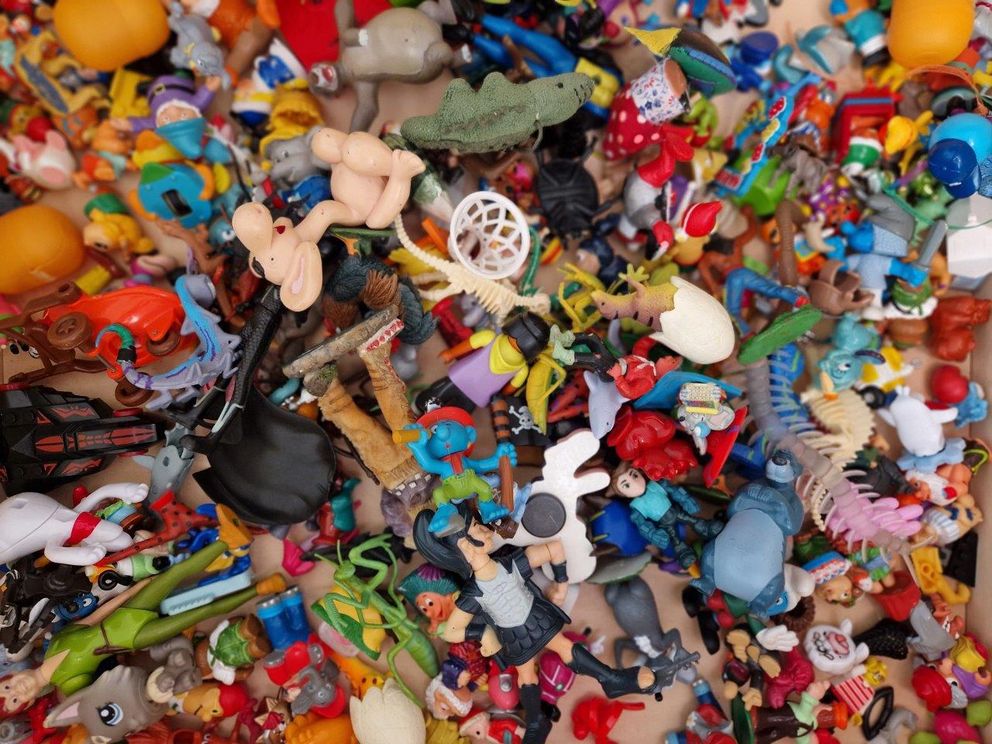 Verschiedene kleine Spielzeuge ungeordnet und durcheinander in eine Box gelegt.