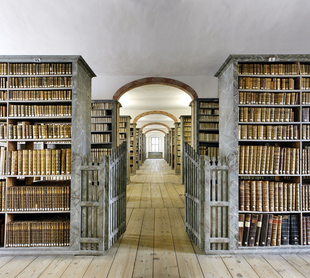 View into the so-called “scenic storage” of the Historical Library at the Francke Foundations: bookcases are aligned like stage sets, creating a unique spatial effect.